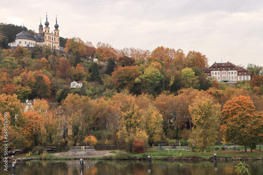 Herbstliches Mainufer in Würzburg; Blick zum Nikolausberg mit dem berühmten Käppele