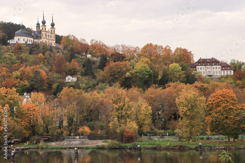 Herbstliches Mainufer in Würzburg; Blick zum Nikolausberg mit dem berühmten Käppele