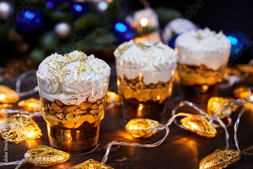 Photos Christmas trifles in cups as a dessert, decorated with caramel snowflakes, for a