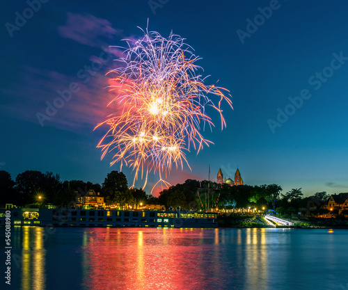 Feuerwerk am Rhein bei Speyer mit Dom