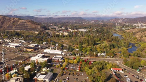 Wallpaper Mural Roseburg, Oregon. 4k aerial drone shot of town and Umpqua river Torontodigital.ca