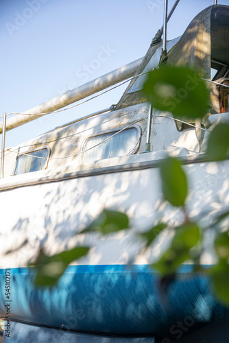 altes boot mit abstraktem schattenspiel