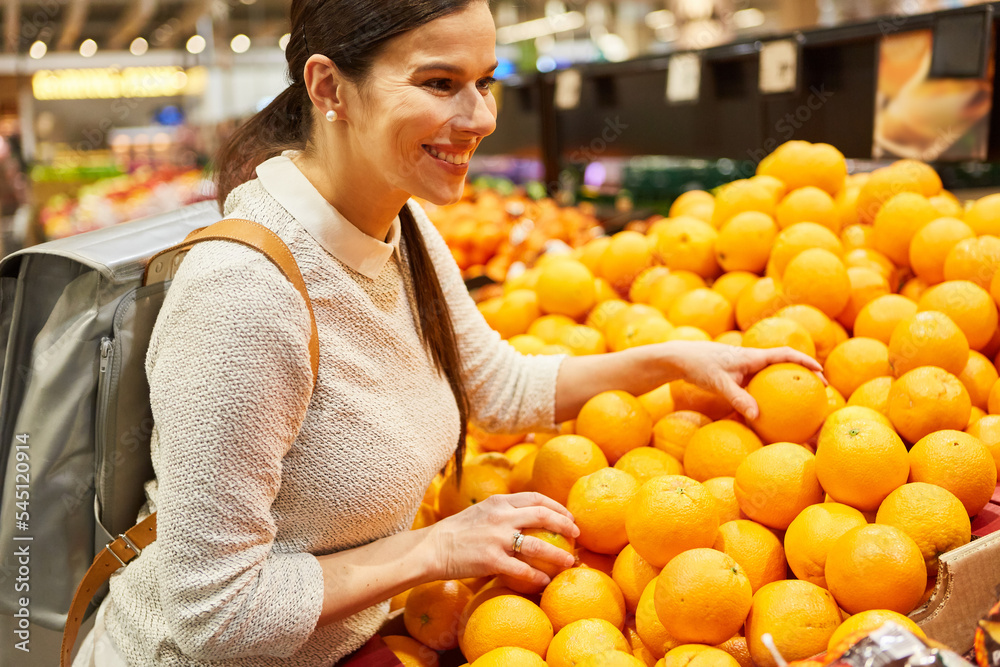 Kundin beim Kauf von Orangen am Obststand Kundin beim Kauf von Orangen am Obststand