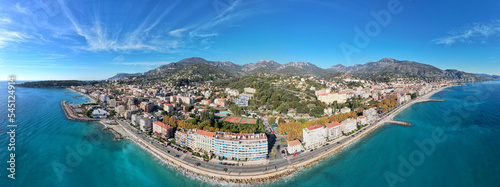 panoramique sur le front de mer de la ville de Menton et Roquebrune-Cap-Martin - Côte d'Azur