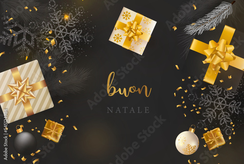 biglietto o striscione per augurare un buon Natale in oro e grigio su sfondo nero con regali, fiocco di neve, piuma, palla di Natale