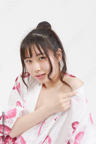 Konstfotografi 浴衣を脱ぐ若い女性
