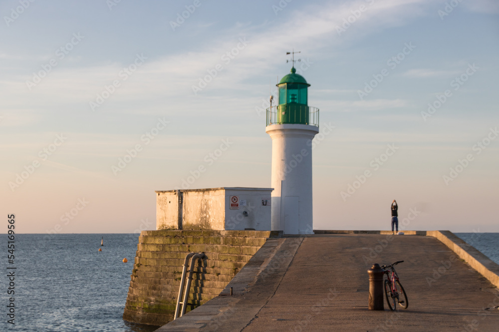 la petite jetée et le phare vert à l'entrée du port des Sables d'Olonne en Vendée en France en été