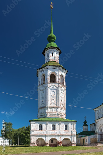 Obraz na płótnie Veliky Ustyug, Russia. Freestanding bell tower of Church of St. Nicholas the Wonderworker (Church of Nikola of Gostunsky). The bell tower was built in 1720. w salonie