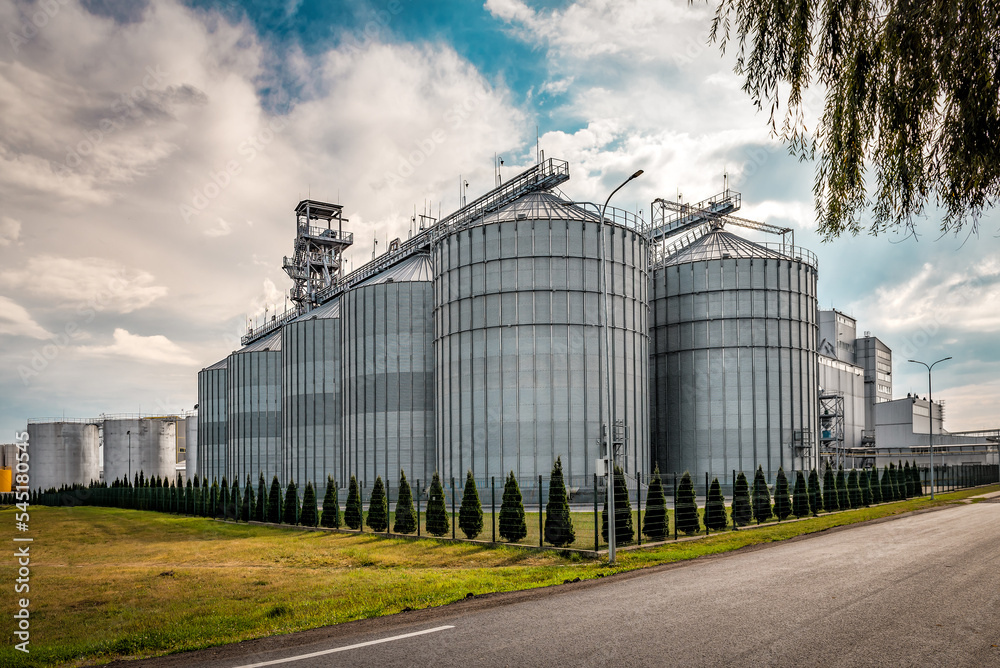 Agricultural Silos. Storage and drying of grains, wheat, corn, soy, sunflower Agricultural Silos. Storage and drying of grains, wheat, corn, soy, sunflower