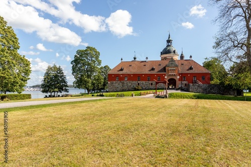 Valokuva Gripsholm Castle and its wide frontage on a sunny day in Mariefred, Sodermanland