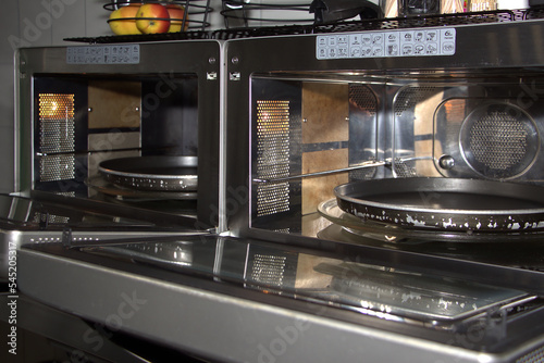 Fototapeta Naklejka Na Ścianę i Meble -  Kombi-Öfen mit Crisp Platte