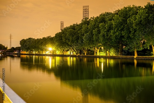 Obraz na płótnie Lake with green trees at the evening w salonie
