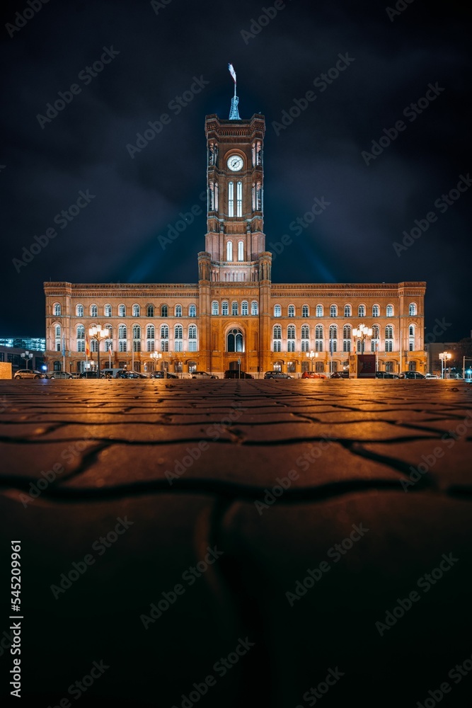 Naklejka premium Vertical shot of Berlin, Brandenburg, Rotes Rathaus, Red City Hall, Germany at night