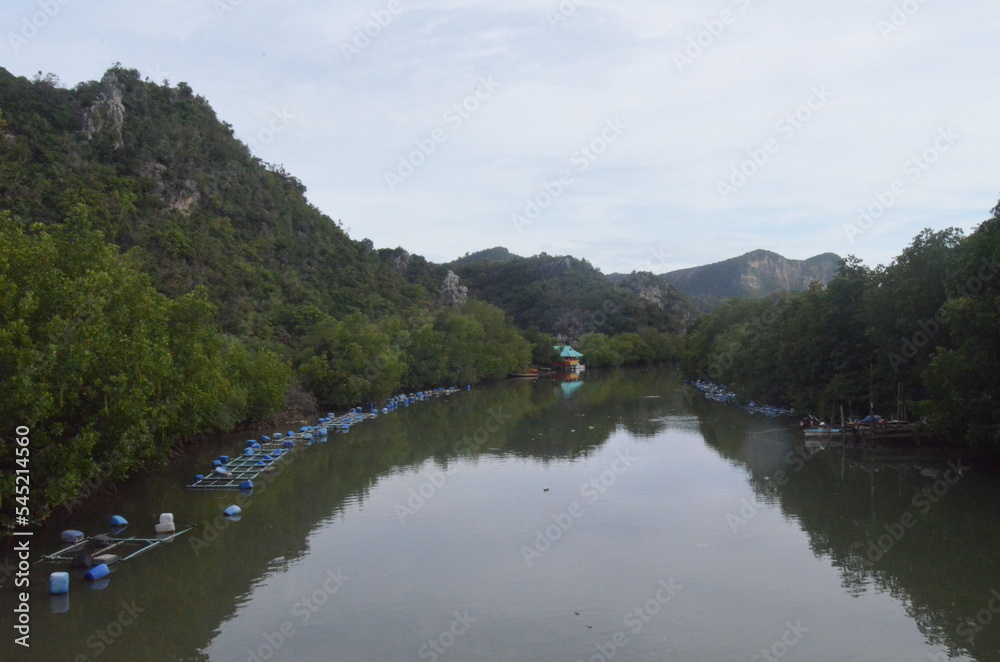Thailändisches dorf am Jungle Ufer mit Wasserstraßen und Booten.