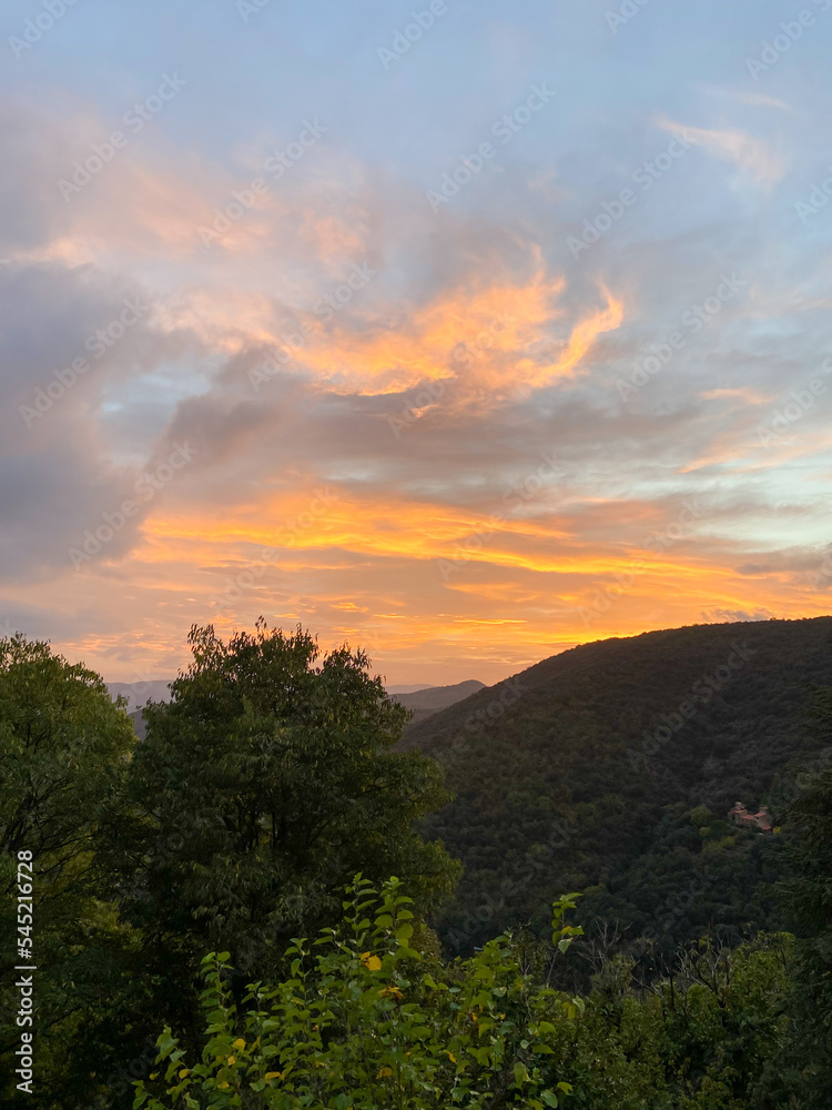 Coucher de soleil dans les Cévennes, Occitanie Coucher de soleil dans les Cévennes, Occitanie