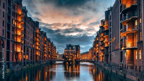 Foto Old Speicherstadt in the evening illuminated with lights, Hamburg, Germany