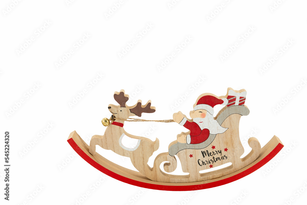 Obraz premium Weihnachtsmann mit Schlitten und Rentier vor einem weißen Hintergrund