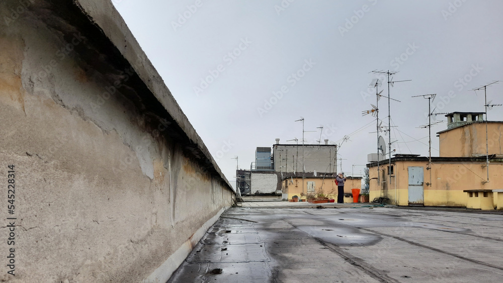Antenne tradizionali e parabole sulla copertura di un condominio di periferia Antenne tradizionali e parabole sulla copertura di un condominio di periferia