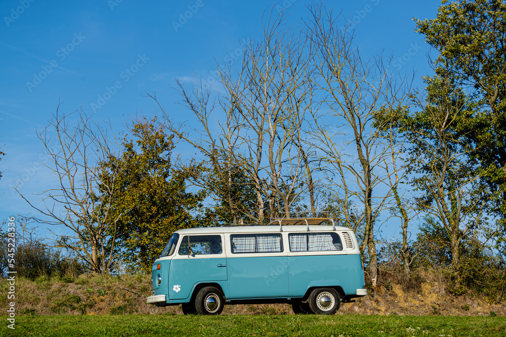 Volkswagen Van combi t2 retro vintage dans la campagne française