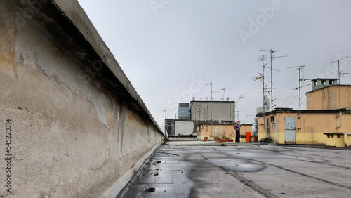 Fototapeta Naklejka Na Ścianę i Meble -  Antenne tradizionali e parabole sulla copertura di un condominio di periferia