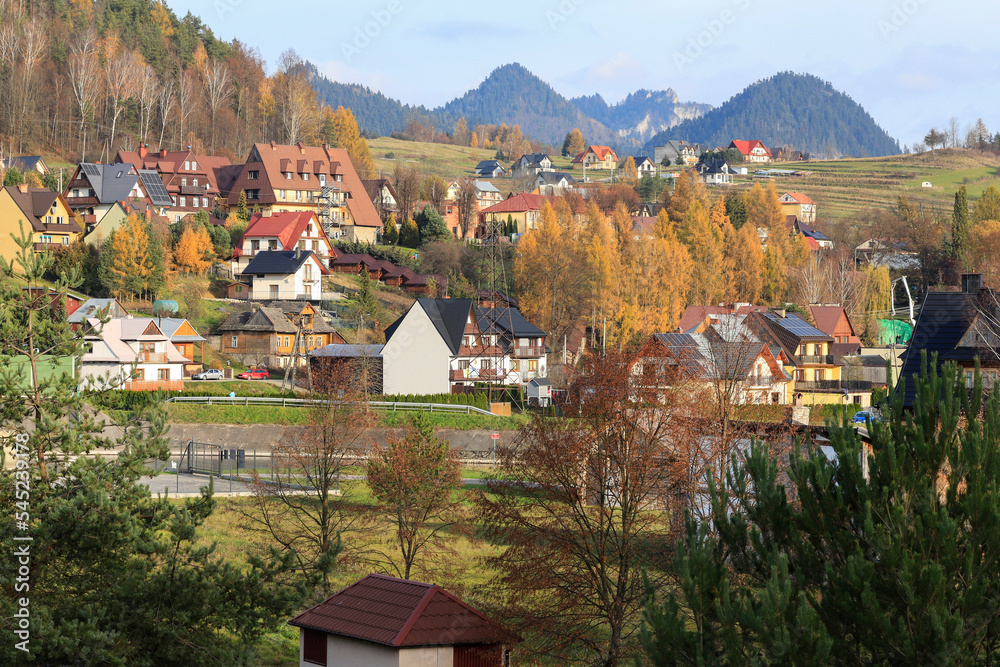 Fototapeta premium SROMOWCE WYZNE, POLAND - NOVEMBER 09, 2022: A village in polish mountain.