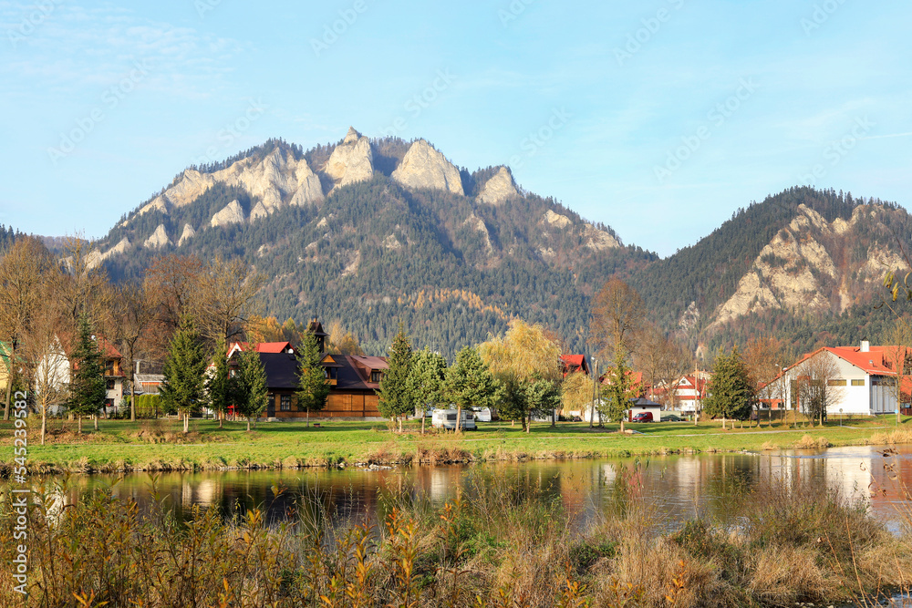 SROMOWCE NIZNE, POLAND - NOVEMBER 09, 2022: View of the buildings in the town and mountains behind them.