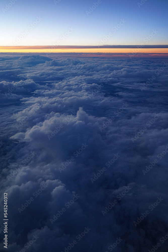 Die Morgensonne geht über dem Horizont auf am Himmel aus dem flugzeug