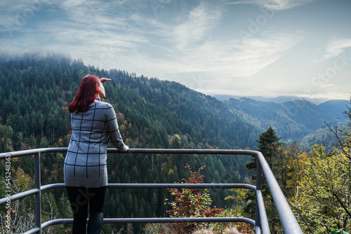 Frau beim Wandern im Schwarzwald 
