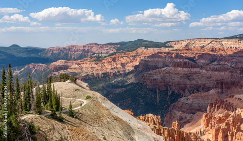 Hikers on the Ramparts Trail with view towards Spectra Point Overlook at the Cedar Breaks national monument - Utah - Amphitheater 