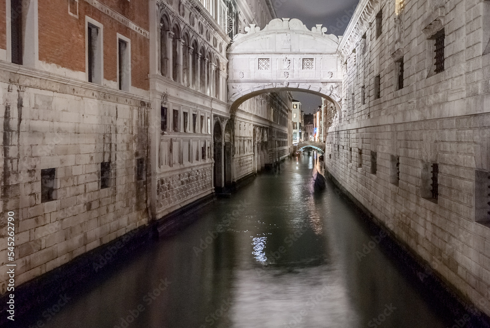 Obraz premium Night view of the Bridge of Sighs in Venice, Italy