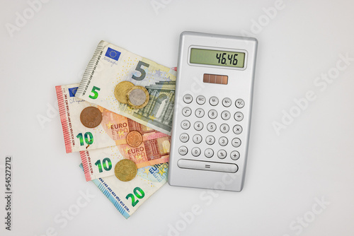 Staatliche Hilfe mit Münzen und Geldscheinen durch Einmalzahlung in der Energiekrise mit hohen Euro Gaspreisen in Deutschland