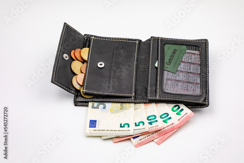 Wenig Euro Rente in der Geldbörse reicht nicht für das teure Leben in Europa im Winter