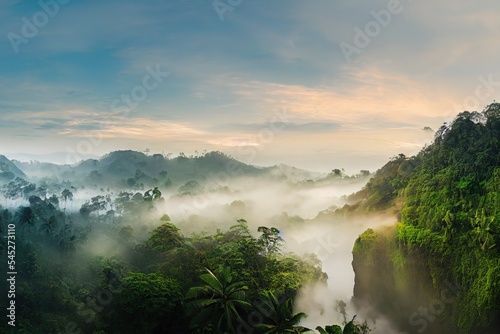 Antena nad Sekumpul siklawą otaczającą gęstym tropikalnym lasem deszczowym i górami okrywającymi w mgle przy wschodem słońca, Bali, Indonezja panoramiczny