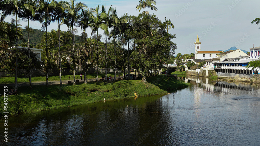 Fototapeta premium Vista panorâmica da cidade de Morretes, litoral do estado do Paraná, sul do Brasil, cordade pelo rio Nhundiaquara.