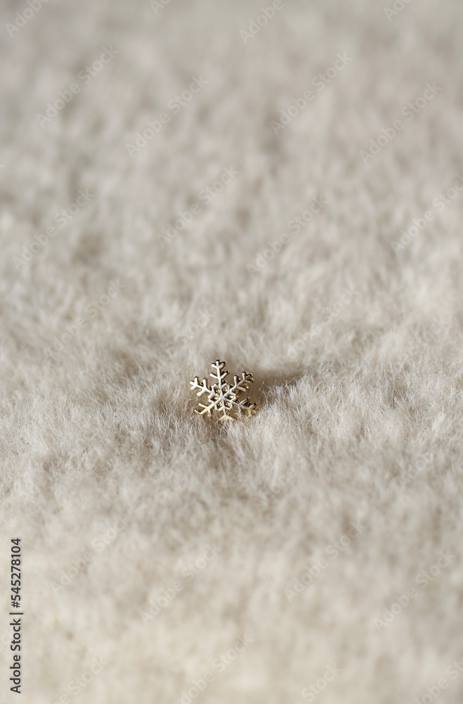 Obraz premium Christmas or New Year decoration in the shape of a snowflake on a fluffy background 