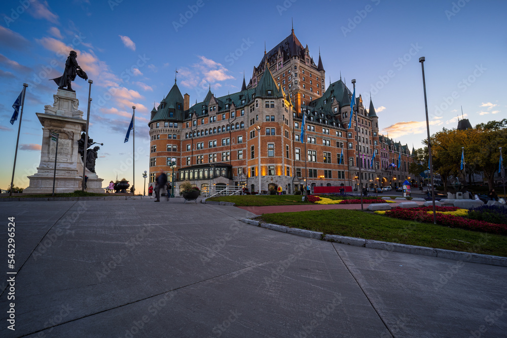 The attraction that attracts the most tourists in Old Quebec is the Frontenac Chateau and its Dufferin Terrace.