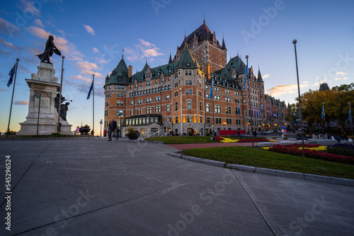 The attraction that attracts the most tourists in Old Quebec is the Frontenac Chateau and its Dufferin Terrace. photo