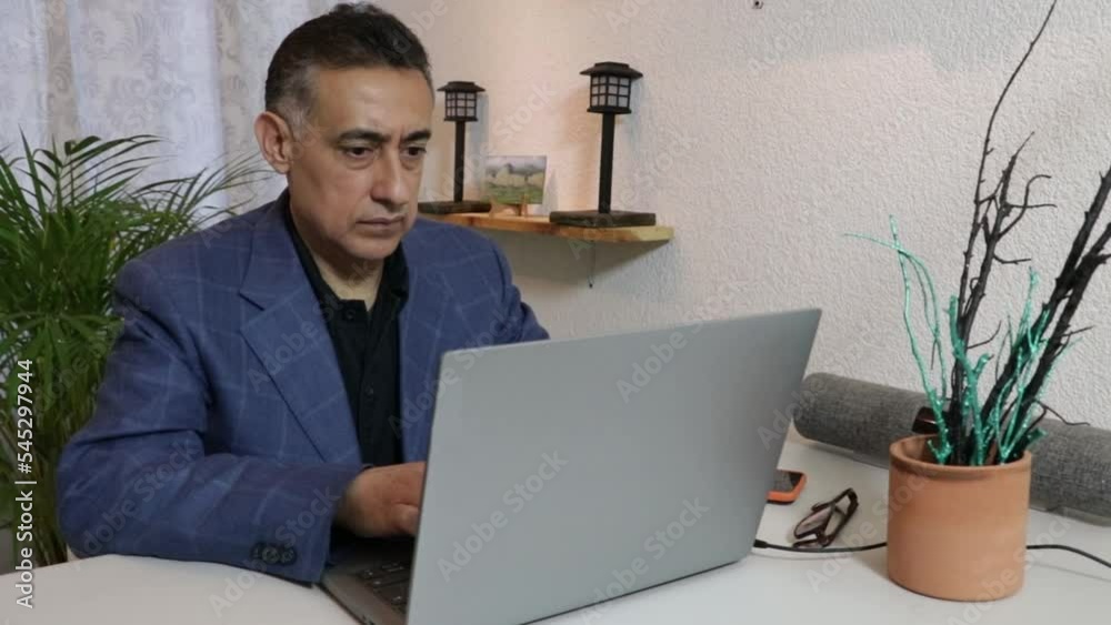 Hombre ejecutivo latino trabajando en computadora