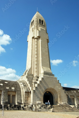 Ossuaire de Douaumont, monument érigé à la mémoire des soldats morts en 1916 lors de la Bataille de Verdun. Meuse, France photo