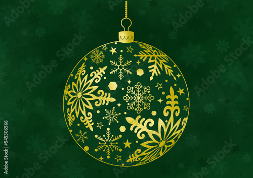 グリーンの背景と、金色クリスマスボールのクローズアップ