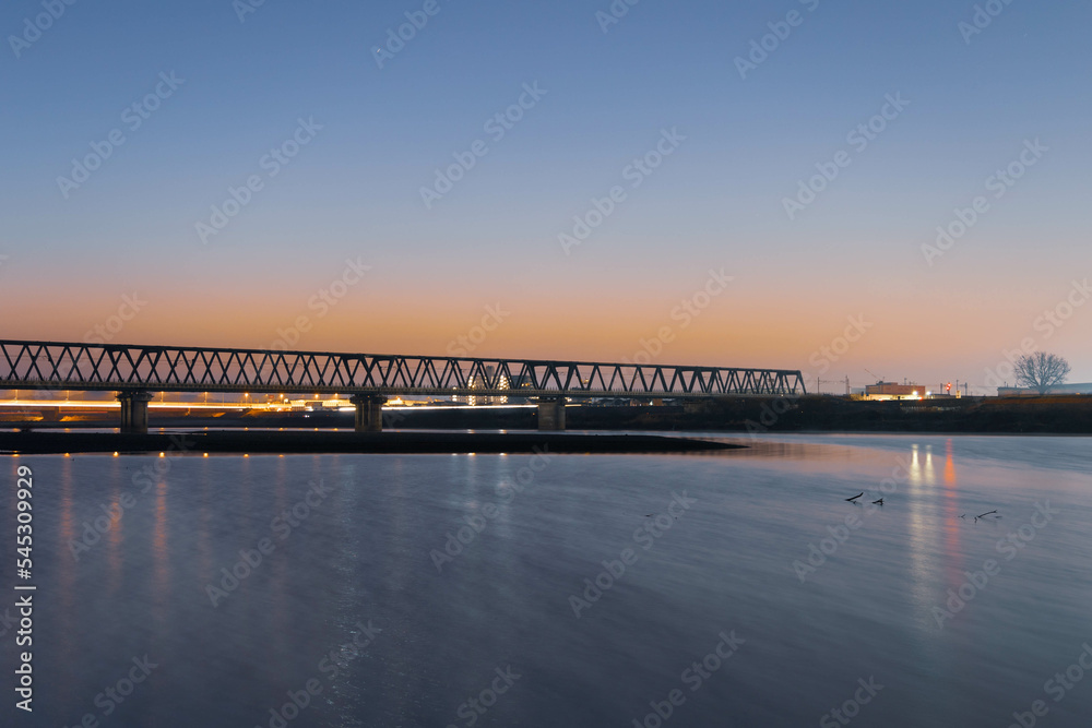 朝方の河川敷と鉄橋