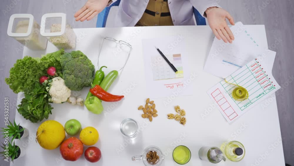 Female Nutritionist presents foods for healthy life.
Female nutritionist for healthy life presents and shows the foods on her table.
Female Nutritionist presents foods for healthy life.
Female nutritionist for healthy life presents and shows the foods on her table.