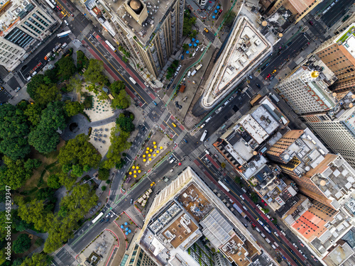 Fotografie, Obraz Aerial top down view of New York downtown street intersection and city park