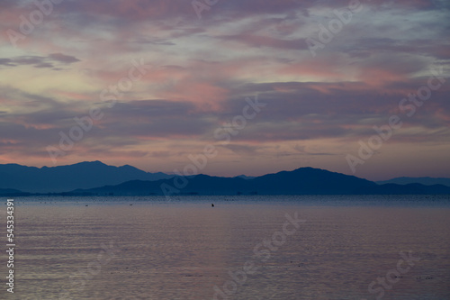 琵琶湖の朝焼け © Takuya Okino