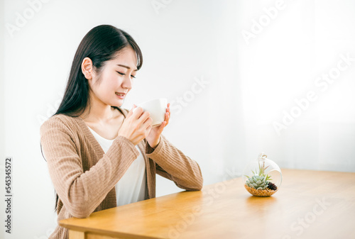 Cuadro en lienzo 家でまずいスープを飲んで困る日本人女性（味覚障害）