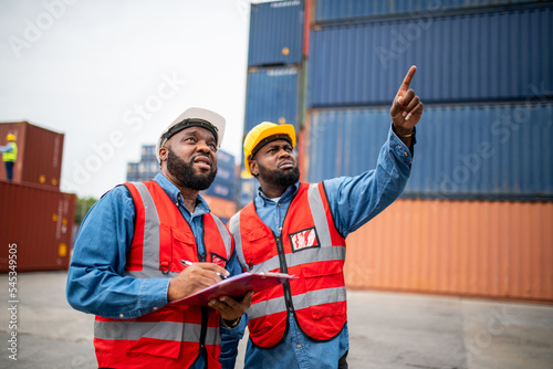 Photos Portrait photo of the moment of two black african male container engineers worki