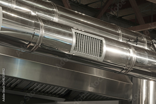 Fotografia air vent in a metallic pipe of the air conditioning system