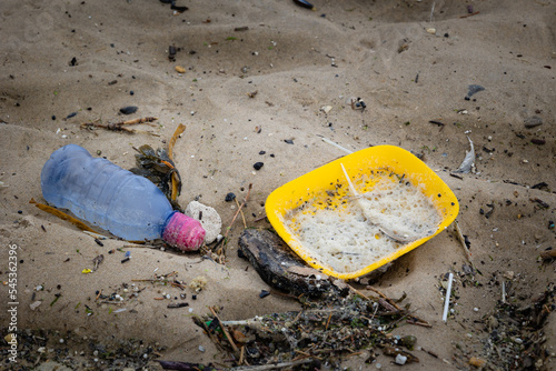 Déchets plastiques sur la plage