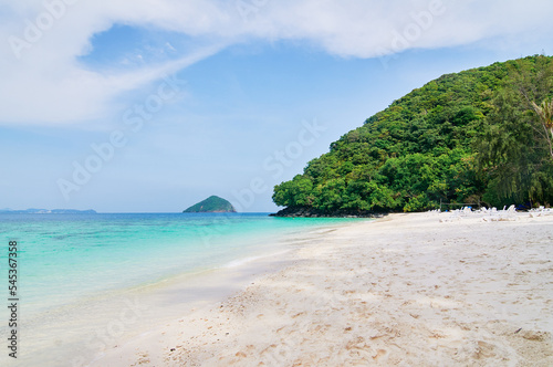 Fototapeta Naklejka Na Ścianę i Meble -  Beautiful tropical landscape. Sandy beach with blue clear water.