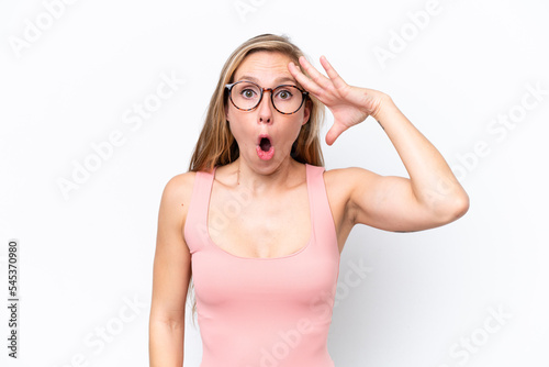 Young caucasian woman isolated on white background has realized something and intending the solution